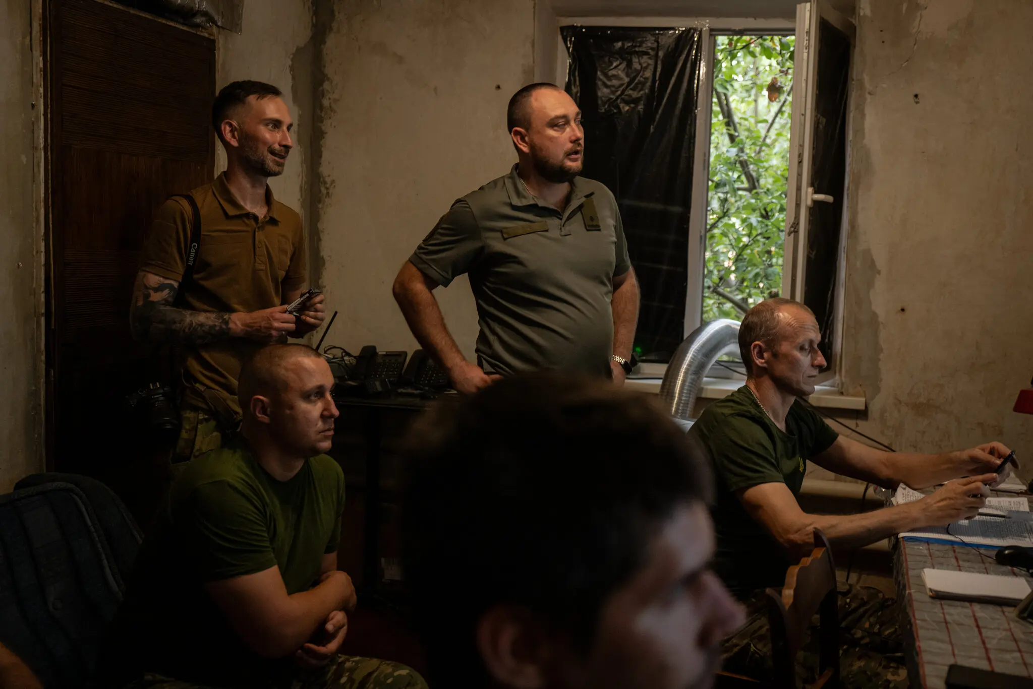 Командир і аналітики безпілотників 15-ї бригади Національної гвардії України обговорюють записи з камер спостереження на командному пункті під Покровськом у середу.